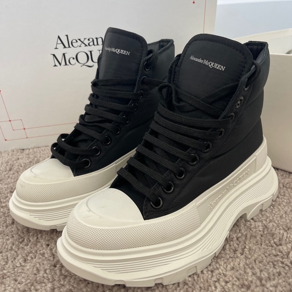 Alexander McQueen puffer lace up boot - Picture 1 of 5